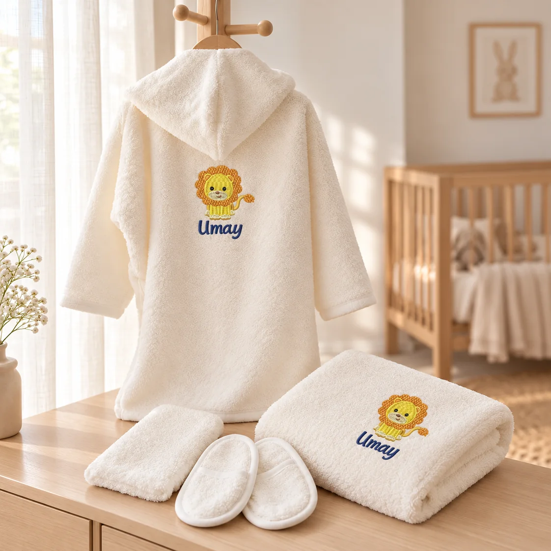 Sevimli aslan motifi ve Umay ismi nakışlı bebek bornozu ve havlu
