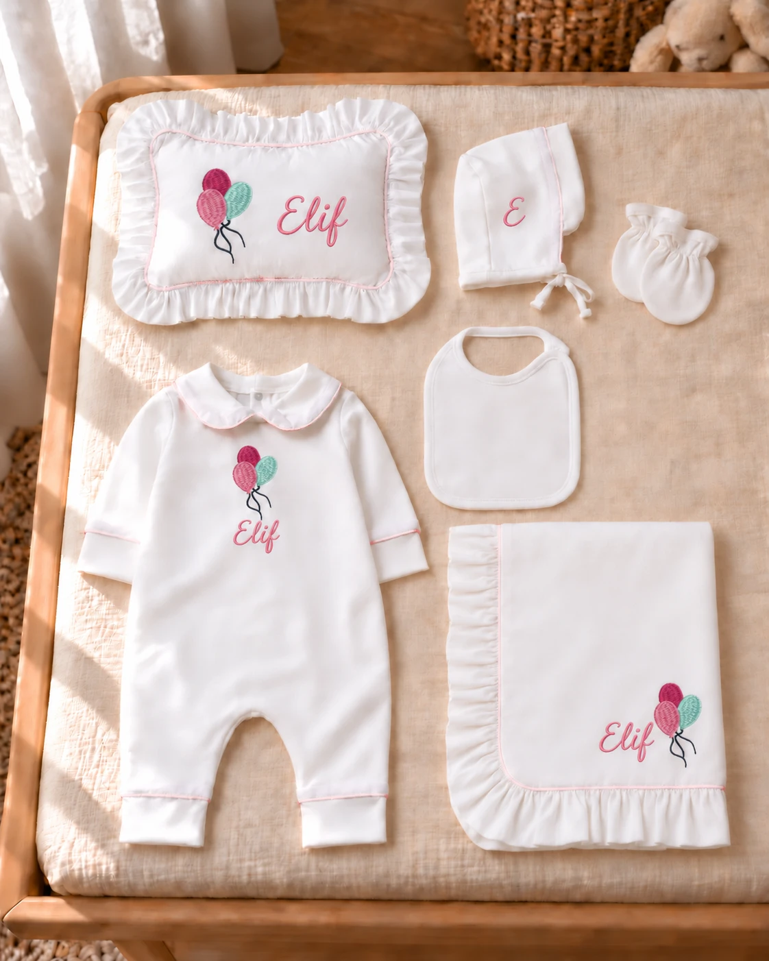 Üçlü balon motifi ve Elif ismi nakışlı pembe biyeli 6'lı set: tulum, yastık kılıfı ve battaniye