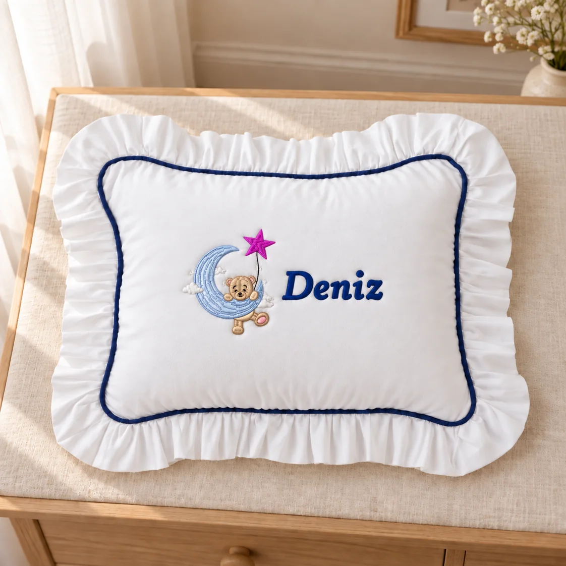 Ayda ayıcık motifi ve Deniz ismi nakışlı lacivert biyeli fırfırlı yastık kılıfı